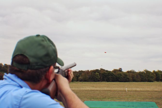 クレー射撃の据銃姿勢（構え方）を徹底解説！正しい肩付け位置、ほほ付け位置とは？